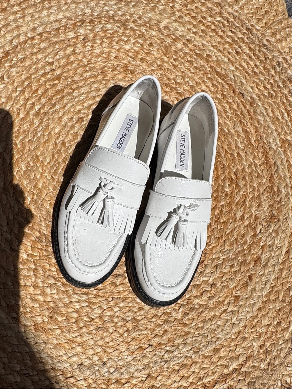Steve Madden sz 7 White Tassel Fringe Loafers